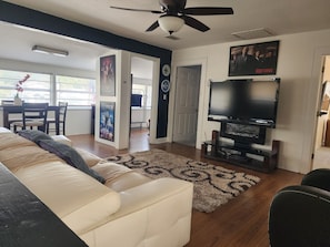 Living area - Beautiful 3-bedroom apartment with AC in enchanting Orlando (Orlando)