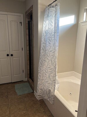 Bañera de hidromasaje, toallas, jabón y papel higiénico