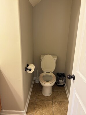 Jetted bath, towels, soap, toilet paper - Fabulous 4-bedroom house with AC in vibrant Memphis (Memphis)