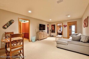 TV, fireplace - Ski in / Ski out - Spacious 4-bedroom townhome in  Windham (Windham)