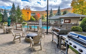 Outdoor dining - Ski in / Ski out - Spacious 4-bedroom townhome in  Windham (Windham)