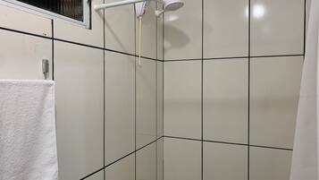 Serviettes fournies, savon, papier toilette