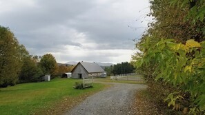 Property grounds - Vaste domaine champêtre, vues spectaculaires, rivière, chevaux, animaux acceptés (Mansonville)