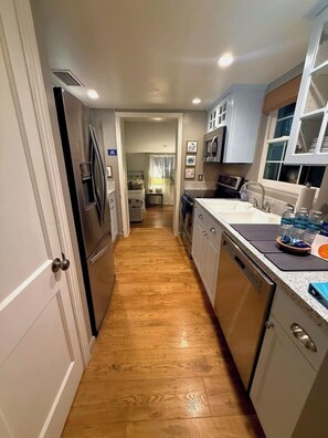 Fridge, microwave, oven, stovetop - Pickets Cottage, Downtown Dunedin FL (Dunedin)