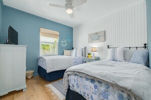 2 bedrooms, iron/ironing board, WiFi, bed sheets - Pickets Cottage, Downtown Dunedin FL (Dunedin)