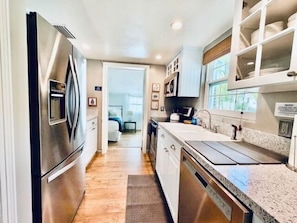 冷蔵庫、電子レンジ、オーブン、コンロ