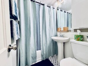 Douche, sèche-cheveux, serviettes fournies