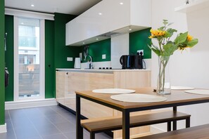 Dining - Colourful 1BDR Canalside Flat in East London (Greater London)