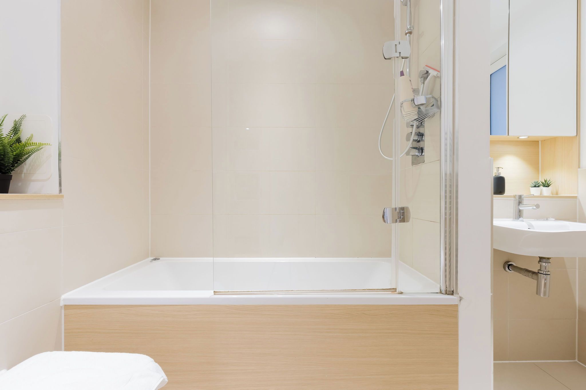 Un baño moderno con bañera, ducha y lavabo.