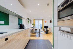 Fridge, microwave, oven, stovetop - Colourful 1BDR Canalside Flat in East London (Greater London)