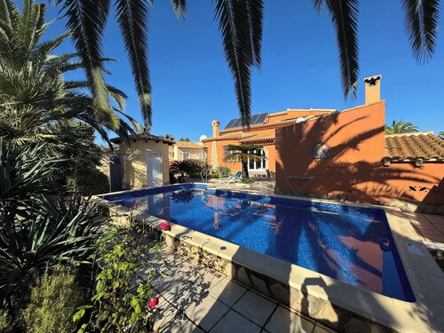 Petit Paradis : Charmant appartement de vacances avec cuisine d'été et piscine