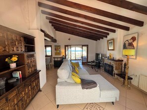 TV, fireplace - Wonderful holiday villa with breathtaking sea view (Dénia)