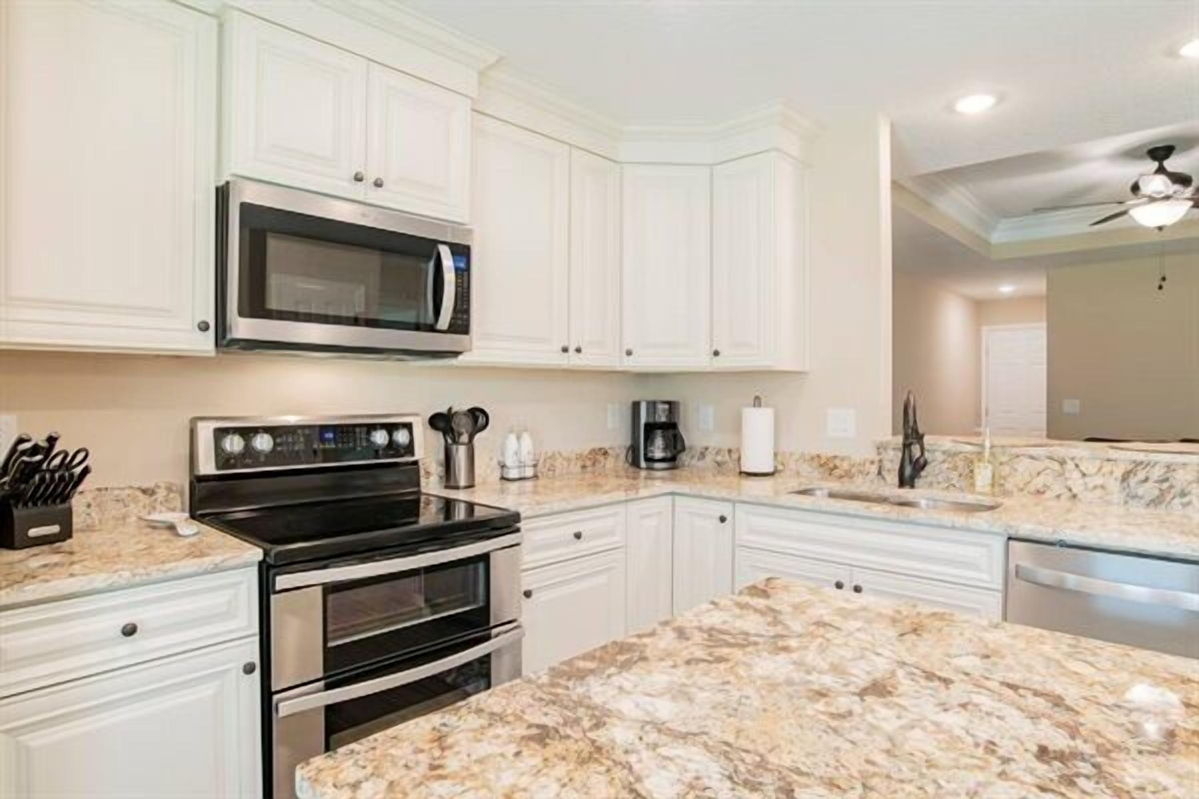 Kjøleskap, mikrobølgeovn, ovn og kokeplater