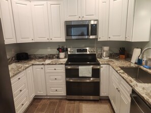 Fridge, microwave, oven, stovetop - Cozy 2 Bedroom Atlas Cottage near Milton FL (Milton)