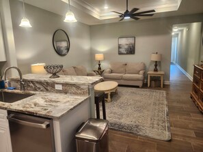 Smart TV, books - Cozy 2 Bedroom Atlas Cottage near Milton FL (Milton)