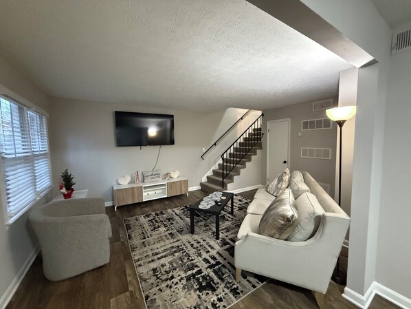 Living area - Cozy 2Bedroom Townhouse Style apartmentApartment (Stone Mountain)