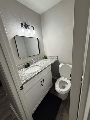 Serviettes fournies, papier toilette