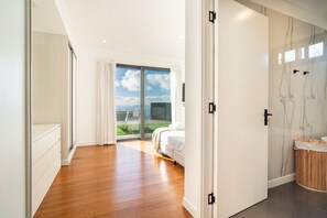 Een bureau, een strijkplank/strijkijzer, internet, beddengoed