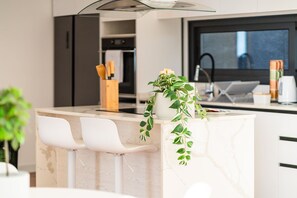 Een koelkast, een microgolfoven, een oven, een vaatwasser