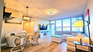 TV - BEACHFRONT 1-bedroom condo in charming Marco Island (Marco Island)