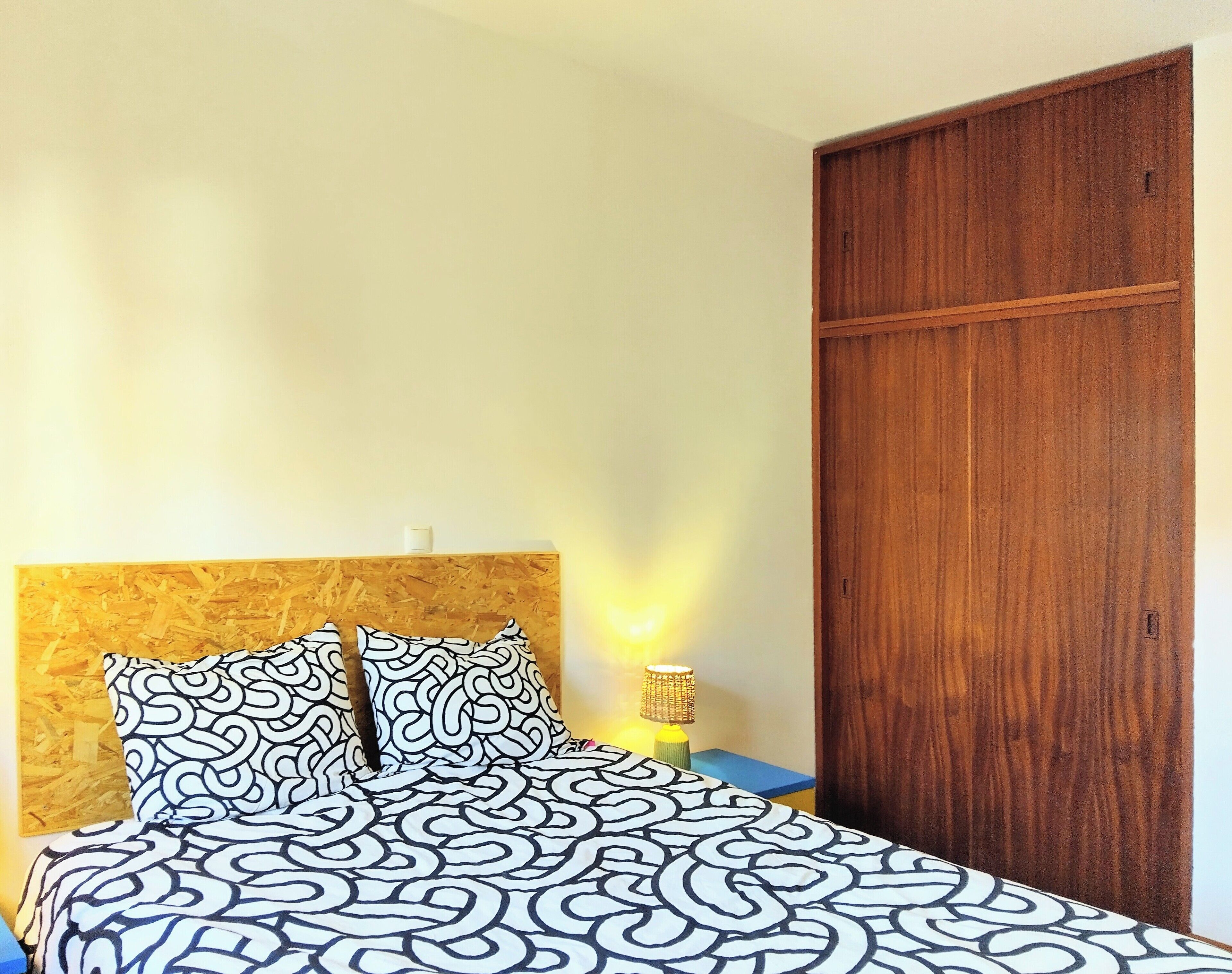 2 bedrooms, internet, bed sheets