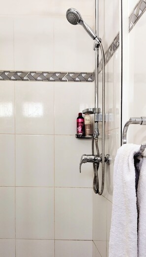 Een douche, een haardroger, handdoeken, zeep