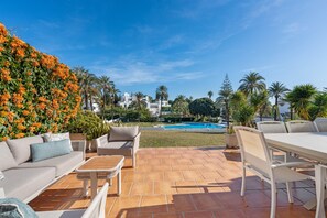 Outdoor dining - Holiday Home 'Beautiful 4 bedroom Townhouse' with Shared Pool, Wi-Fi and Air Conditioning (Marbella)