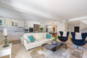 Een televisie en een open haard