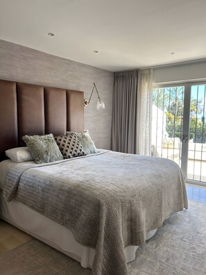 4 habitaciones, tabla de planchar con plancha, wifi y ropa de cama