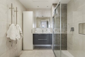Shower, hair dryer, towels - Holiday Home 'Beautiful 4 bedroom Townhouse' with Shared Pool, Wi-Fi and Air Conditioning (Marbella)