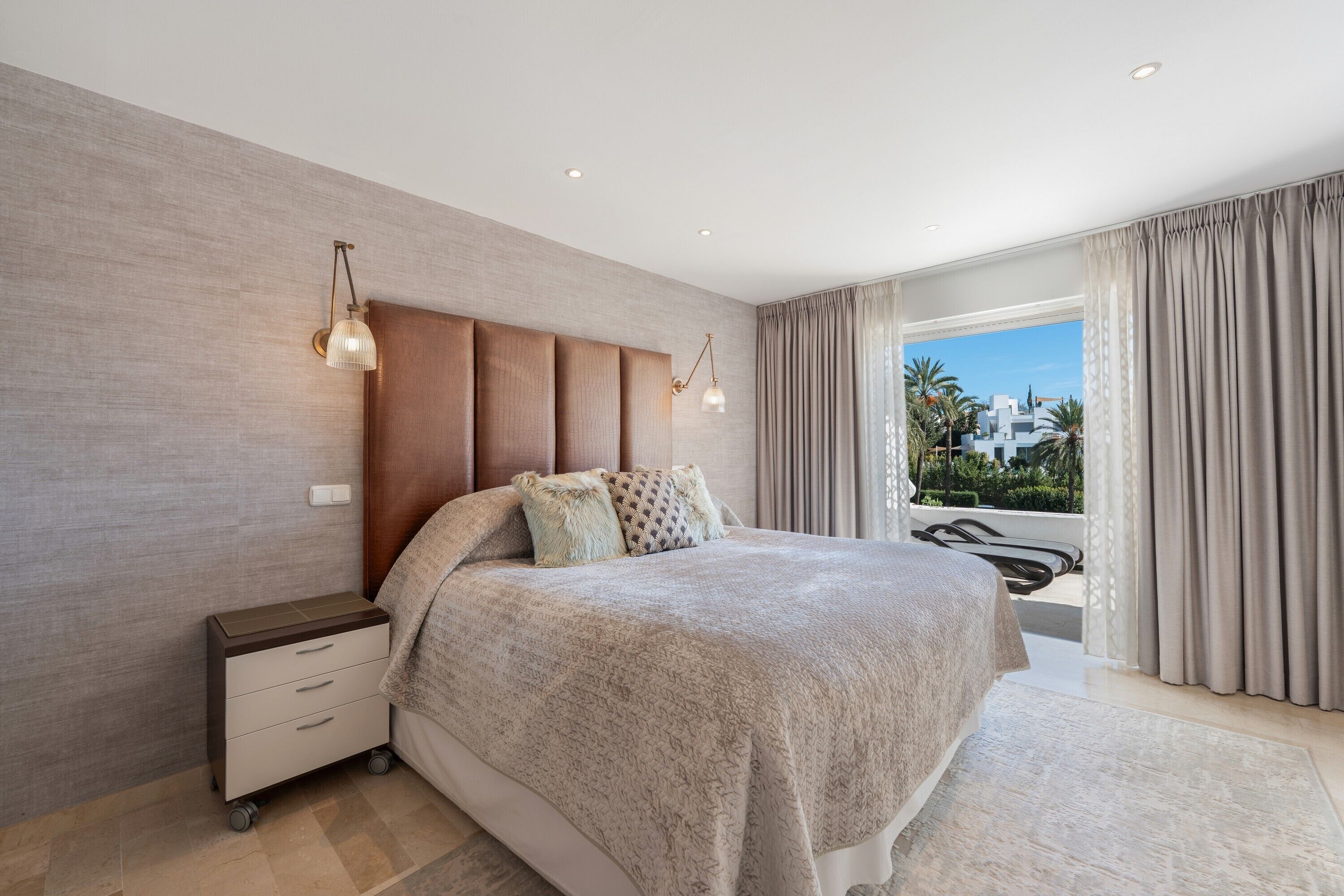 4 habitaciones, tabla de planchar con plancha, wifi y ropa de cama 