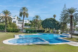 Pool - Holiday Home 'Beautiful 4 bedroom Townhouse' with Shared Pool, Wi-Fi and Air Conditioning (Marbella)
