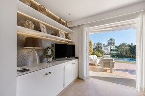 Televisión y chimenea 