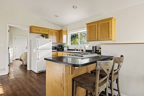 Private kitchen - Stay Hacienda - 2br 1B Modern Farmhouse Style in Wine Country (San Luis Obispo)