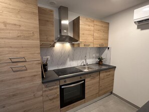 Kylskåp, mikrovågsugn, ugn och diskmaskin