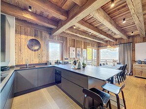 Fridge, microwave, oven, stovetop - Elegant 4-bedroom apartment - Combloux, near Mont Blanc (Combloux)
