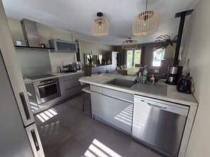 Fridge, microwave, oven, stovetop - Villa with Terrace and Spa Near Beach (La Faute-sur-Mer)
