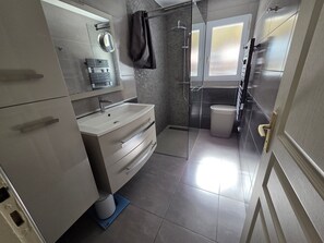 Bathroom - Villa with Terrace and Spa Near Beach (La Faute-sur-Mer)