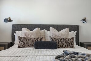 4 bedrooms, desk, iron/ironing board, travel cot - The SilverBelle Snow Globe -Walk to Lifts & Dining (Park City)