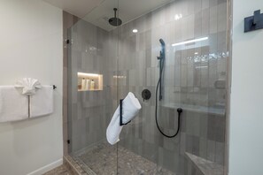 Hair dryer, towels, soap, shampoo - The SilverBelle Snow Globe -Walk to Lifts & Dining (Park City)