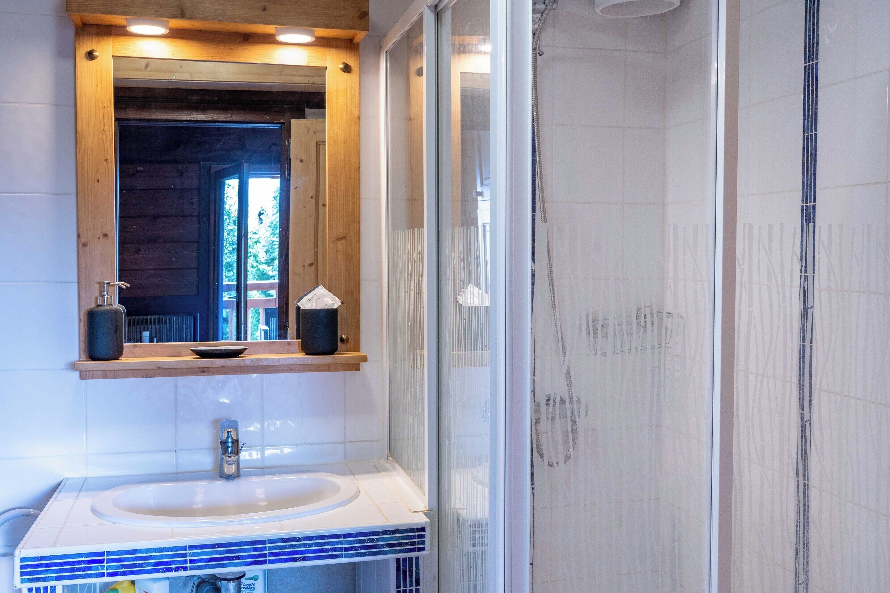 Apartment | Bathroom | Hair dryer, towels, shampoo, toilet paper