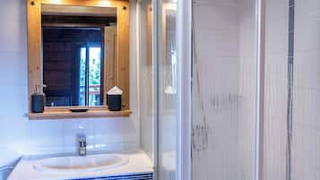 Apartment | Bathroom | Hair dryer, towels, shampoo, toilet paper