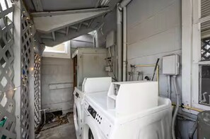 Interior - 2 bed + Office with Large Backyard at Crescent Lake park (St. Petersburg)