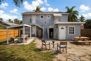 Outdoor dining - Historic Uptown 2BD 1BA - 8 min to Downtown & Pier (St. Petersburg)