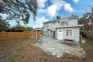 Outdoor dining - 2 bed + Office with Large Backyard at Crescent Lake park (St. Petersburg)