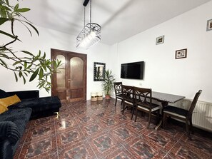 Smart TV, books -  Accommodates up to 6 guests,Free parking,Near Amazonia Aquapark,Iulius Town (Timișoara)