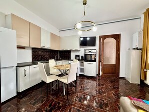 Fridge, oven, stovetop, dishwasher -  Accommodates up to 6 guests,Free parking,Near Amazonia Aquapark,Iulius Town (Timișoara)