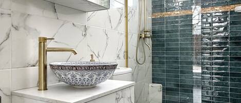 Dusche, Handtücher, Seife, Toilettenpapier