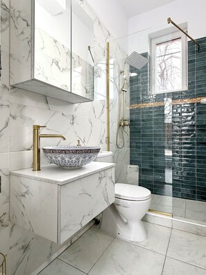 Regadera, toallas, jabón, papel de baño 