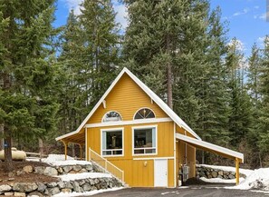 Exterior - 2-bedroom 1 loft cabin in delightful Cle Elum with cozy fireplace sleeps 6-7 (Cle Elum)